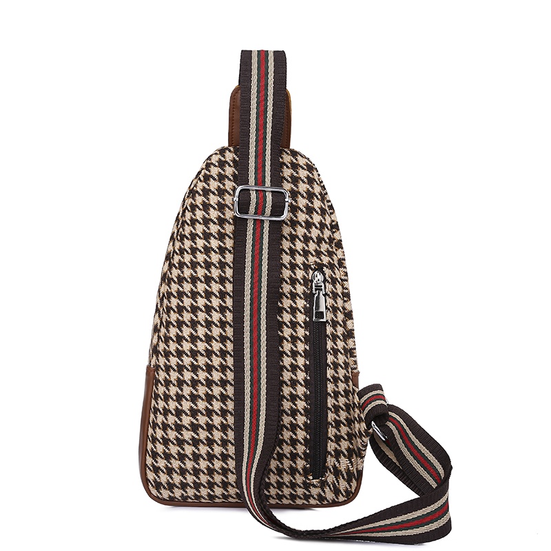 Túi đeo chéo vai và trước ngực màu tương phản dễ phối đồ cho nữ