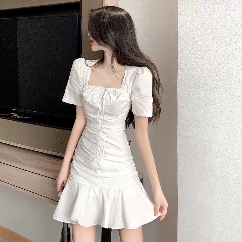 Váy trắng xoè đuôi cá cổ vuông kết nơ