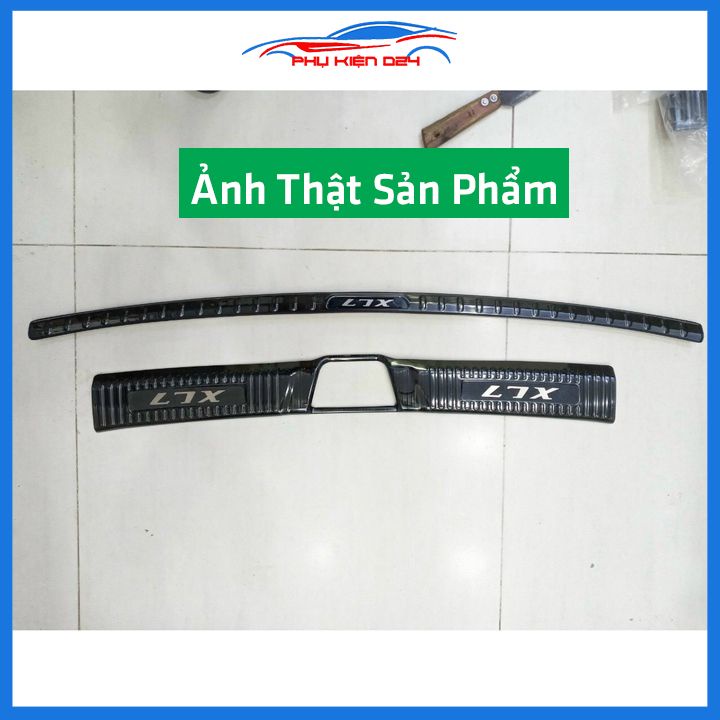 Ốp chống trầy cốp XL7 2019-2020-2021-2022 thép không gỉ vân Cacbon bảo vệ xe chống va đập