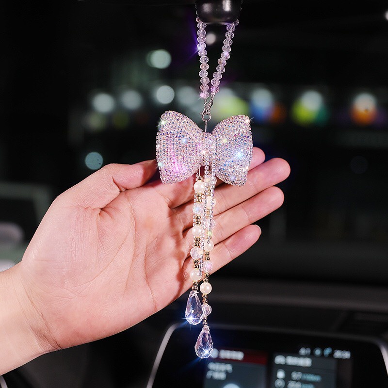 Khánh treo hình nơ chạm đá ngọc trai lấp lánh trang trí treo gương ô tô
