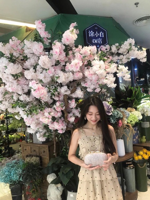 Clutch dự tiệc đính nhũ khoá nơ sang chảnh | BigBuy360 - bigbuy360.vn