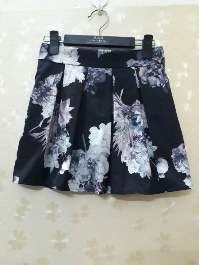 Chân váy xếp ly dáng ngắn có quần đùi bên trong | BigBuy360 - bigbuy360.vn