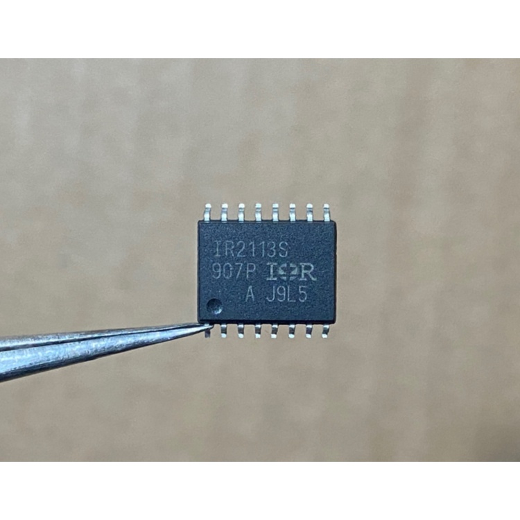 IR2113S dán high and low side driver.