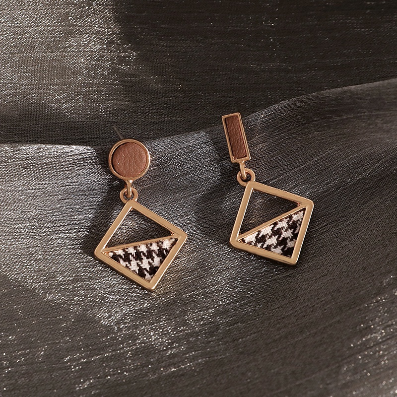 Bông tai phong cách Retro thiết kế thời trang 2023