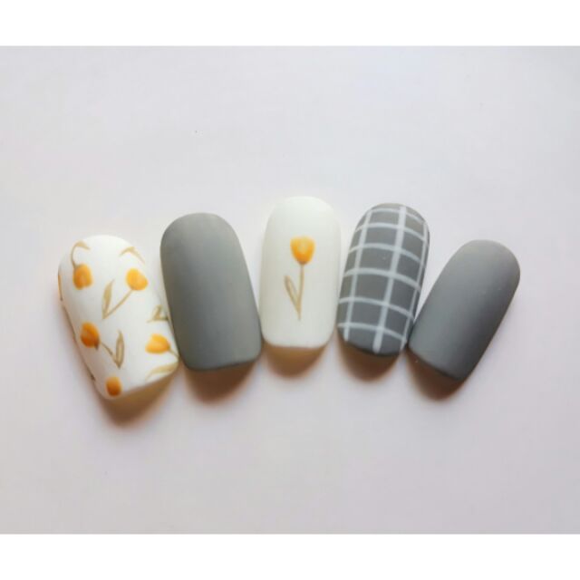 Nails box thiết kế mẫu hoa tulip vàng, móng giả phong cách Hàn Quốc, nails box làm theo yêu cầu