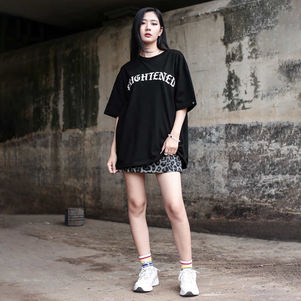 Áo Thun Frightened In Chữ Trắng Cổ Tròn Đơn Giản Màu Đen Chất Liệu 100% Cotton Form Rộng Thoải Mái