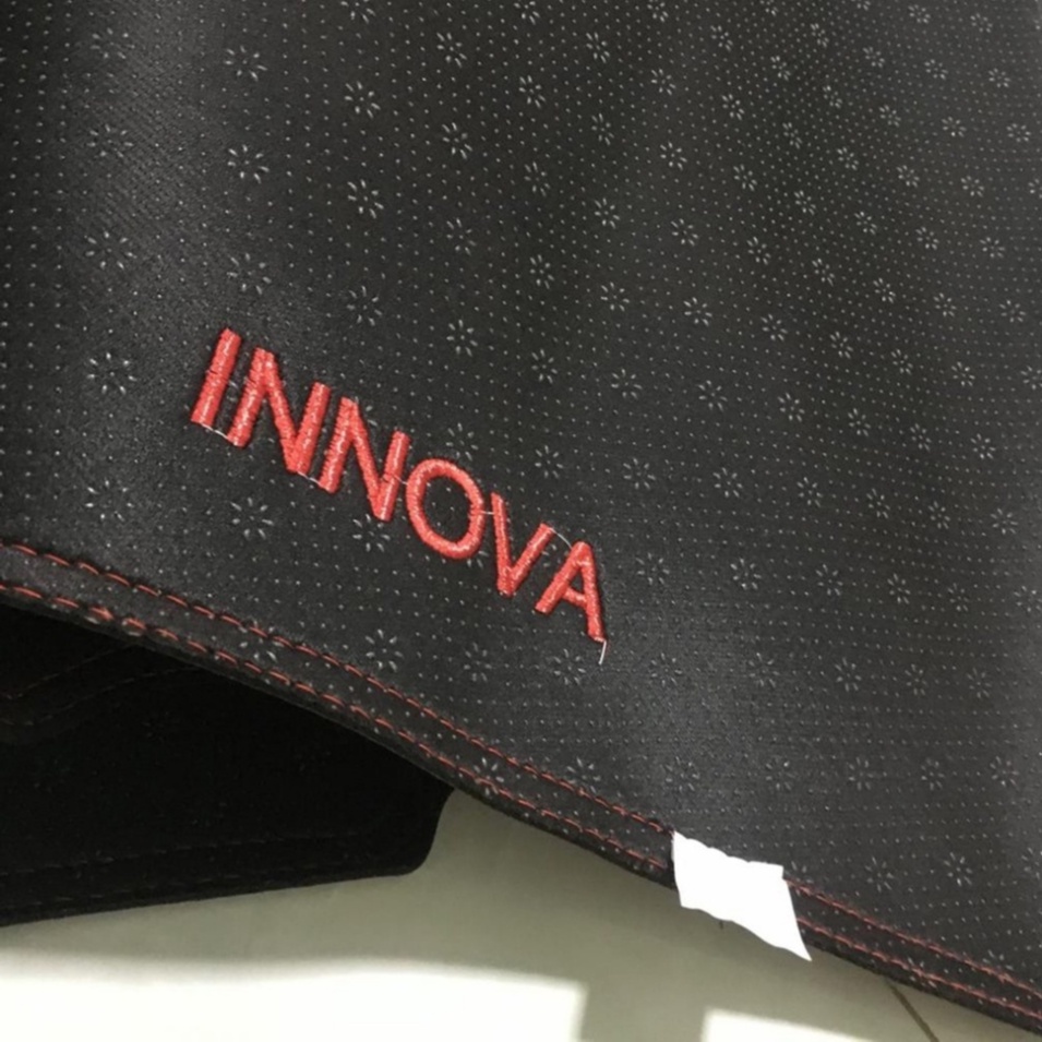 Thảm phủ taplo da INNOVA 2006- 2022 dập vân cacbon cao cấp