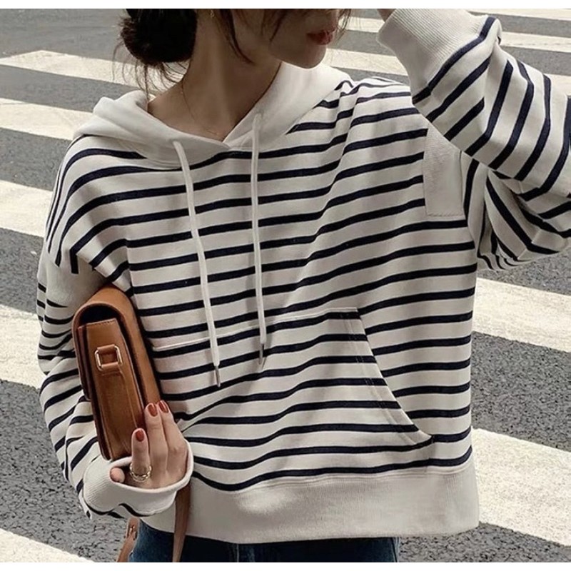 Áo sweater kẻ sọc trắng đen