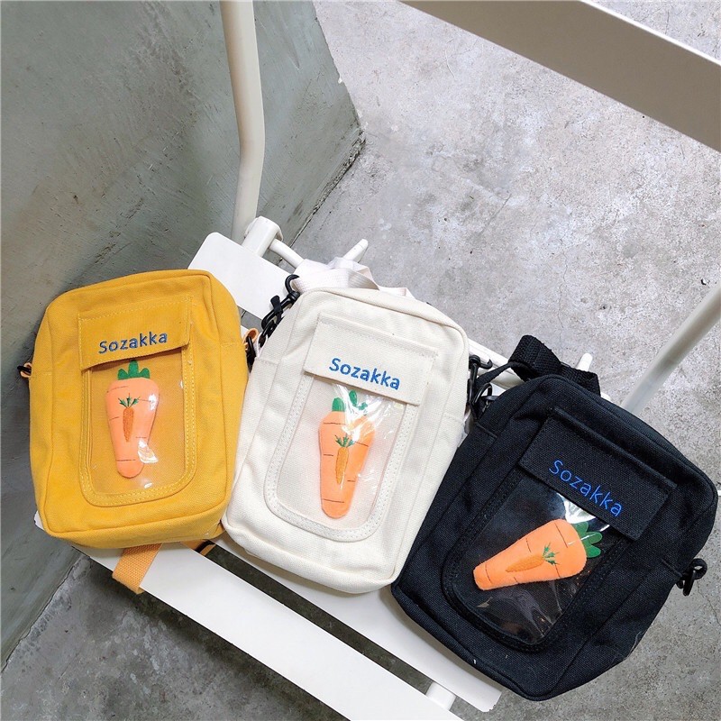 Túi đeo chéo hộp trong suốt kèm huy hiệu cà rốt bằng bông (có sẵn, hình thật)