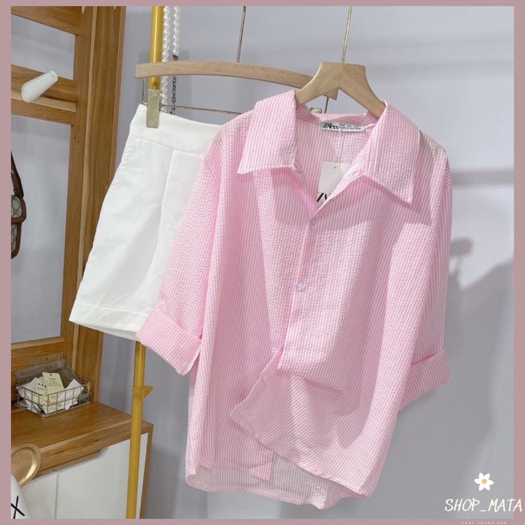 Áo sơ mi dài tay sọc hồng, mix với quần sooc trắng nữ tính ngọt ngào.