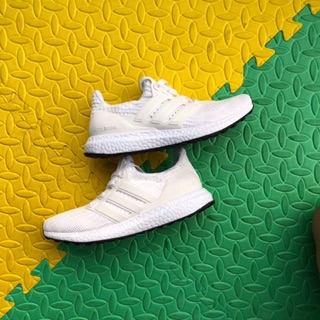 Giày Sneaker u tra bót