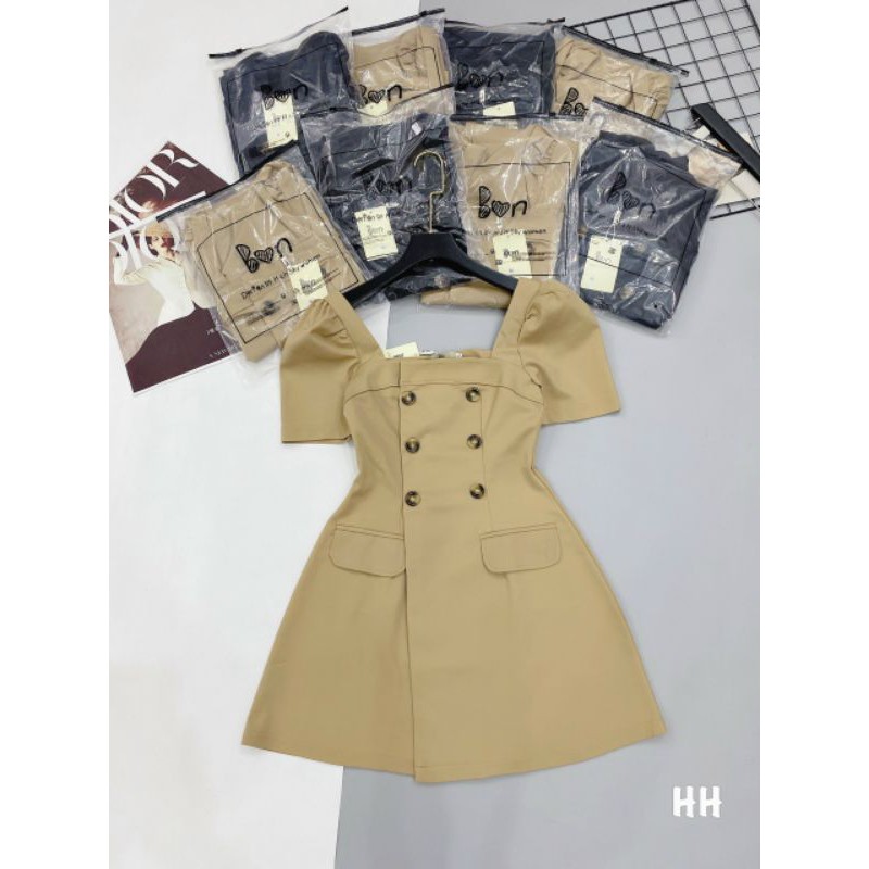 V752 Váy kaki thiết kế cổ vuông tay bồng dáng chữ A đính khuy phối túi. 2 tone màu đen nude