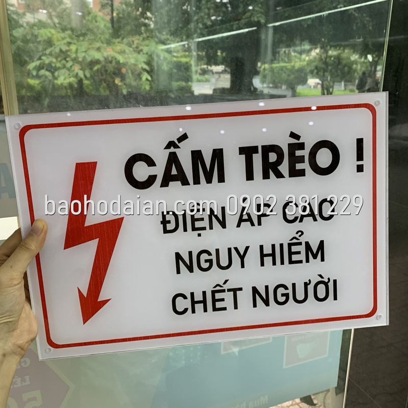 Cấm trèo! Điện áp cao nguy hiểm chết người (mica 24 x 36cm)