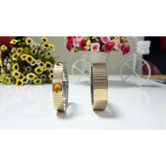 Vòng điều hoà huyết áp đeo tay cho cả nam và nữ. Trên ảnh có 2 vòng lọai có hạt là của nữ, không hạt là cho nam.