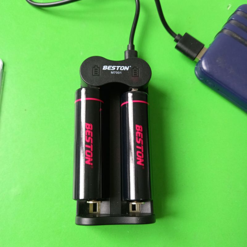 Pin Sạc 18650 Lithium-ion 2600mAH và bộ sạc pin 2 khe 3.7V BST-M7001 của hãng Beston dùng cho đèn pin siêu sáng