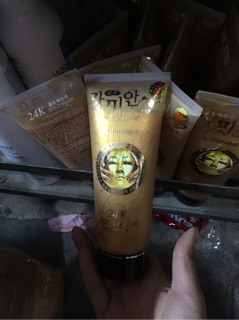 Đắp mặt nạ tinh chất vàng 24k