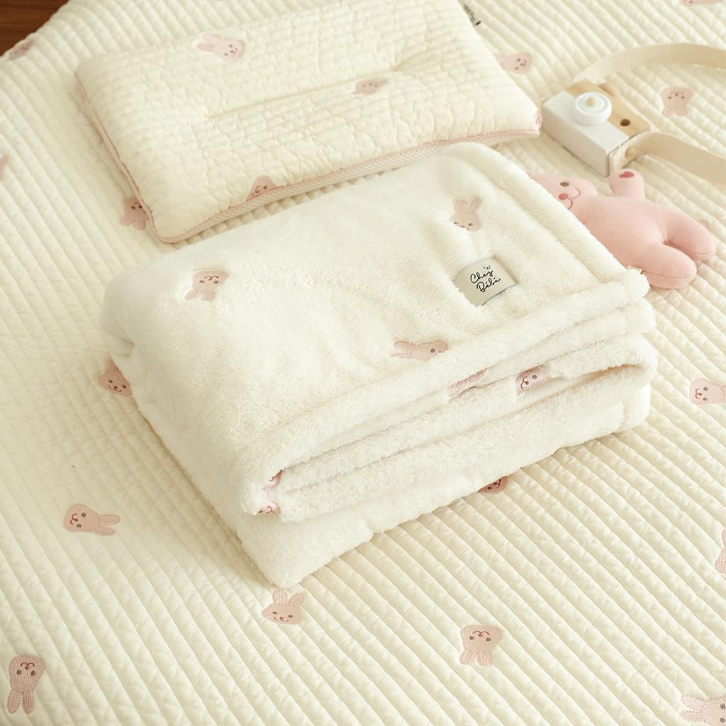 Chăn lông tuyết Chezbebe thêu họa tiết thỏ gấu, chăn lông mềm mịn cho bé 90x140cm - Monnie Kids