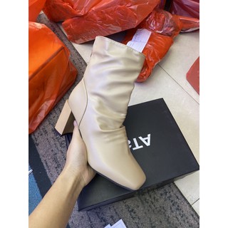 Boot da nhăn gót vuông khối đen be
