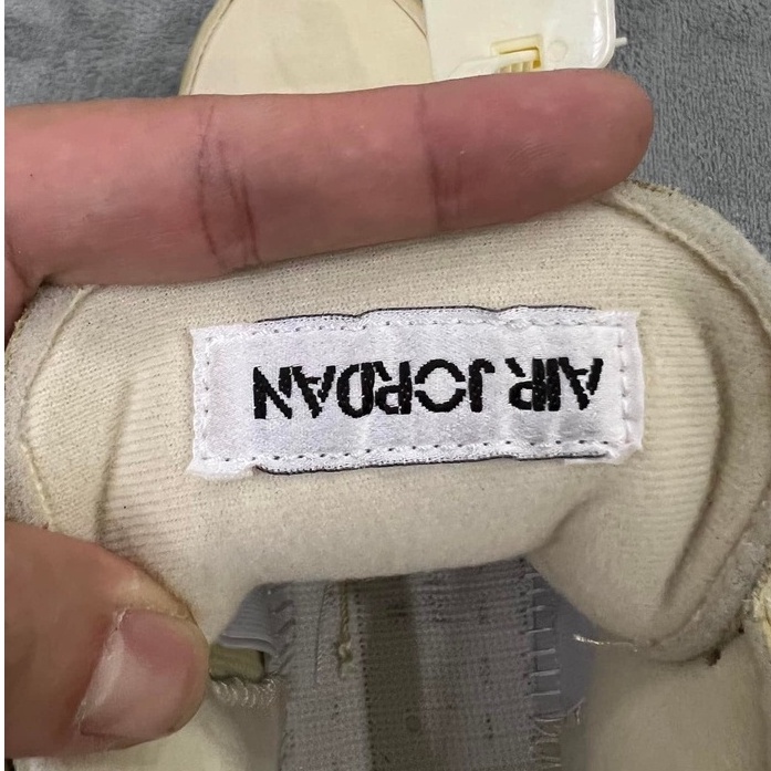 Giày Jordan 4 Retro Off-White Sail màu kem.
