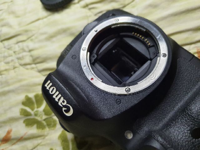 Cần bán Canon 7D EOS , màu đen , body còn mới đến 95%, nguyên zin từ con ốc( tặng tất cả phụ kiện trên hình và giỏ )