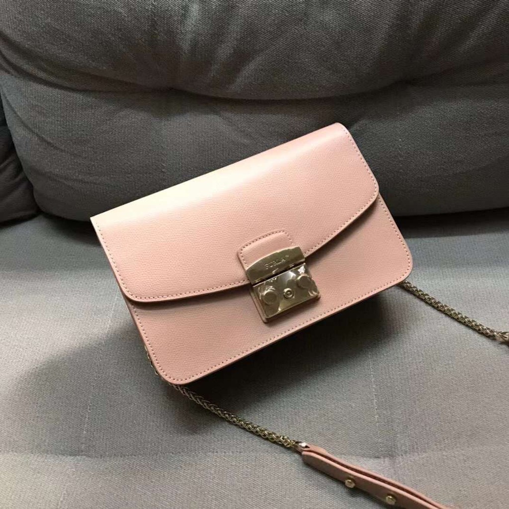 Túi Nữ FURLA METROPOLIS  chi tiết chuẩn, từ đường keo mũi chỉ đến logo khắc đều sắc nét. Size 25cm