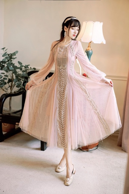 Đầm ren dài dáng xoè thêu hoạ tiết qccc