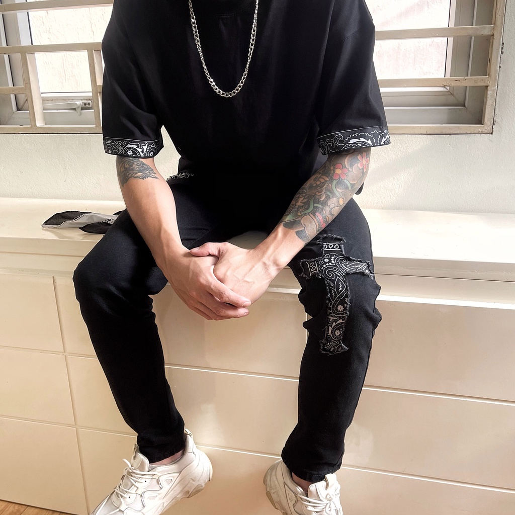 Quần bò đen rách rưới hoạ tiết dấu cộng BANDANA cá tính 06