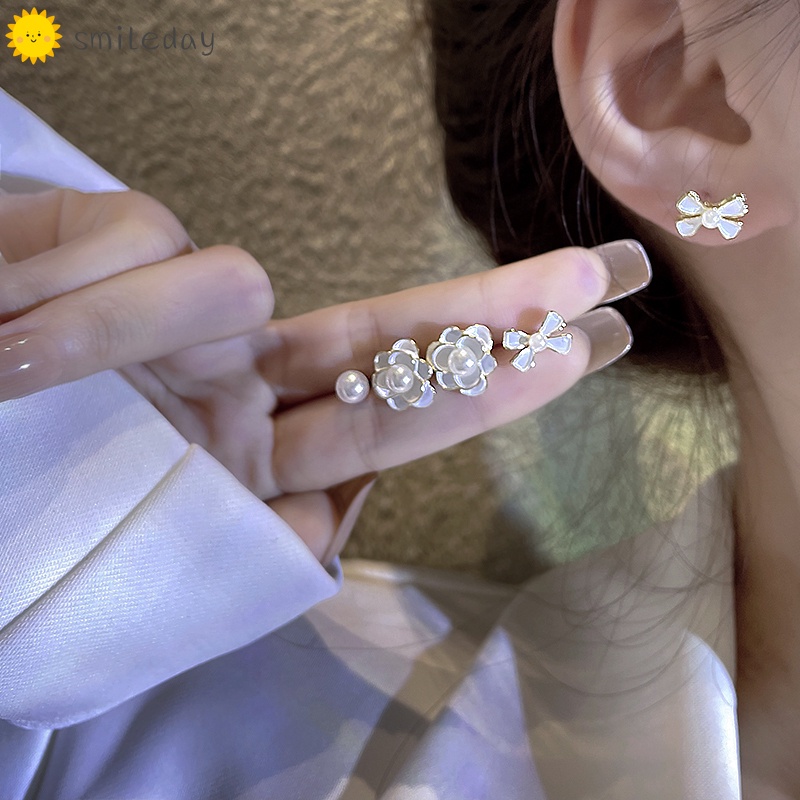 Đôi Khuyên Tai Hình Hoa Trà Đính Ngọc Trai Thanh Lịch Cho Nữ