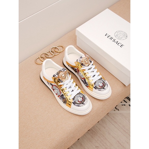 Giày nam đế thấp Versace giản dị mới với hoạ tiết logo nổi nữ hoàng và in logo chữ có lớp vải thoáng khí