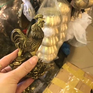 Tượng gà trống đồng đứng tiền và hoa hồng cỡ vừa linh vật gà phong thủy bằng đồng.