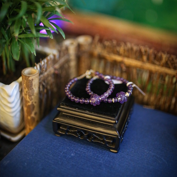 Vòng tay thạch anh tím.