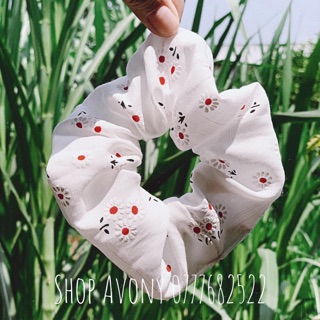 Cột tóc vải scrunchies trắng in hoạ tiết hoa nhuỵ đỏ
