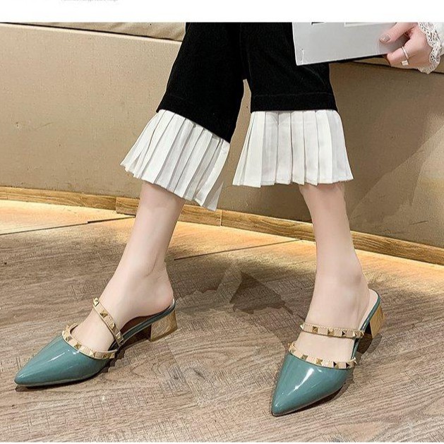 Giày sục cao gót da bóng quai chéo tán đinh gót vuông 3,5p