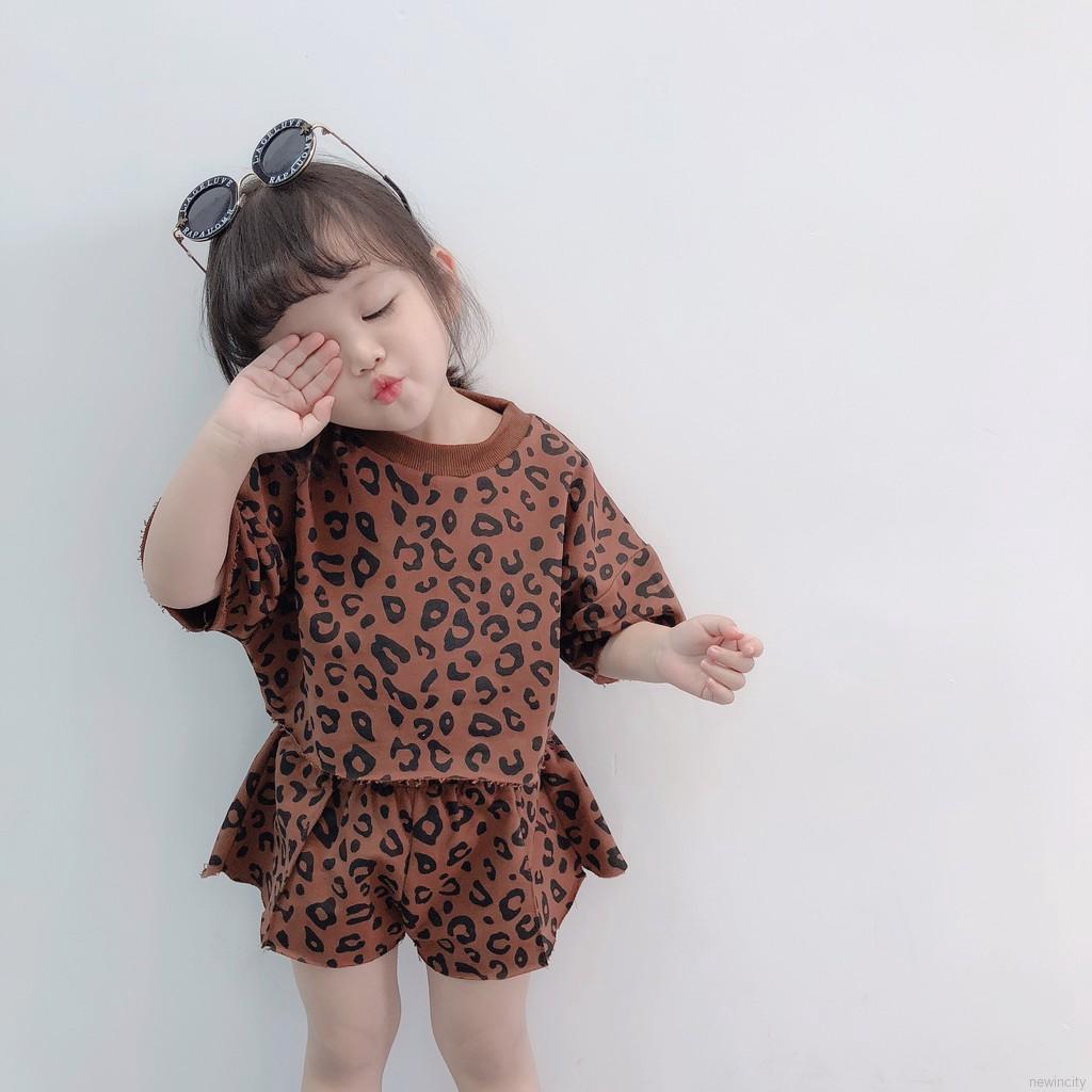 Bộ áo thun tay ngắn và quần họa tiết da báo cho bé gái