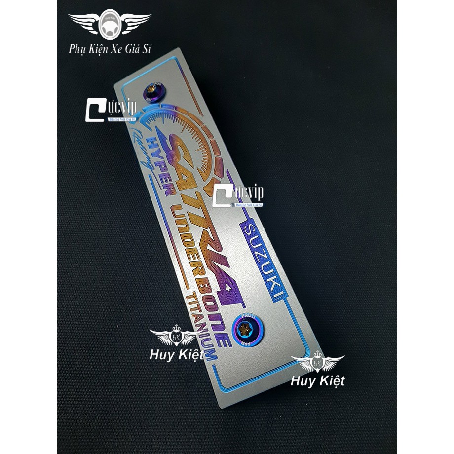 [Giá Hủy Diệt] - (3605) - Bảng Tên Xe Satria Titan (Mẫu Titan Khò) Kèm 2 Ốc ProTi Đẳng Cấp