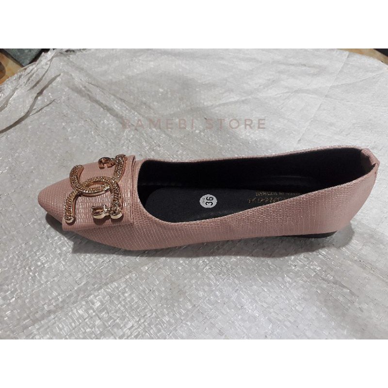 Giày búp bê bệt mũi nhọn 2 họa tiết da màu trắng và hồng nude (lẻ size)