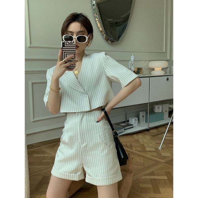 Set crop vest kẻ sọc + short (2 món) 💁🏻‍♀️ Set kẻ 2 món áo crop sơmi thiết kế cổ vest đi kèm cùng chân váy sẽ là lựa