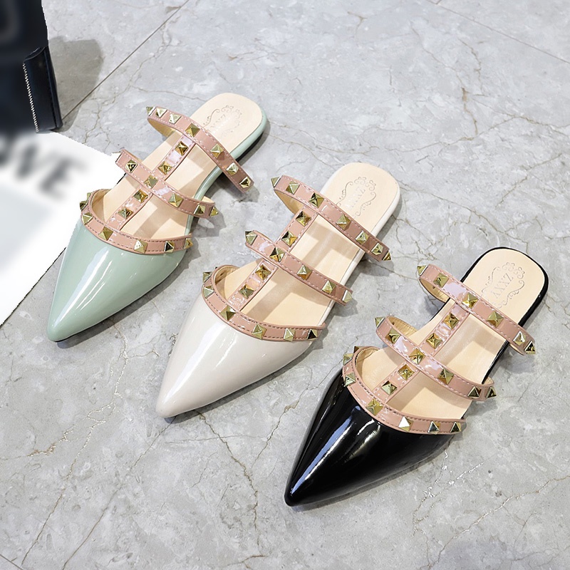 Giày mules đế phẳng mũi nhọn phối đinh tán đơn giản dành cho nữ