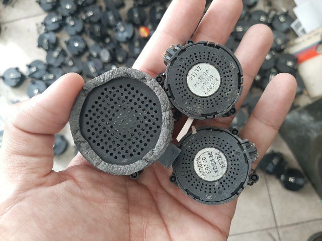 Cặp chép từ neo rã từ tivi ra tiếng hay to đường kính khoảng 4.5cm. giá 2 cái