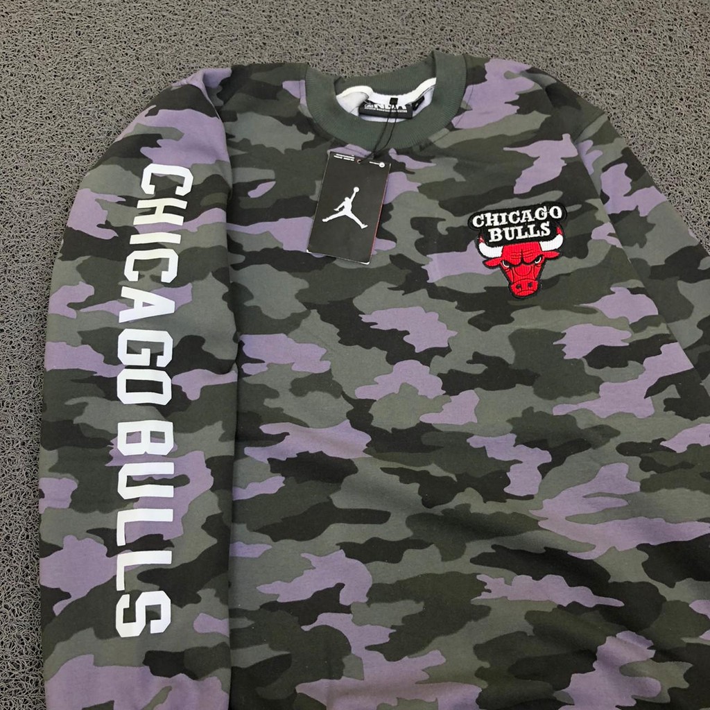 Áo Sweater Cổ Tròn In Hình Logo Adidas Chicago Bulls Màu Xám Phối Rằn Ri Cá Tính