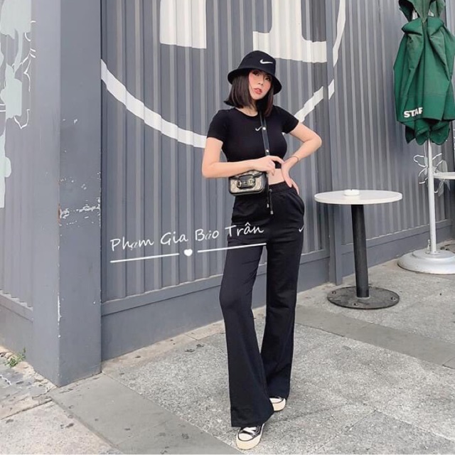 Quần ống rộng cạp chun thêu hình lưỡi liềm