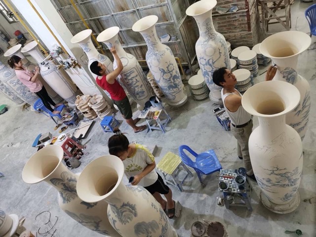 Đôi lọ lộc bình vẽ kỹ nền vàng tứ cảnh Bát tràng