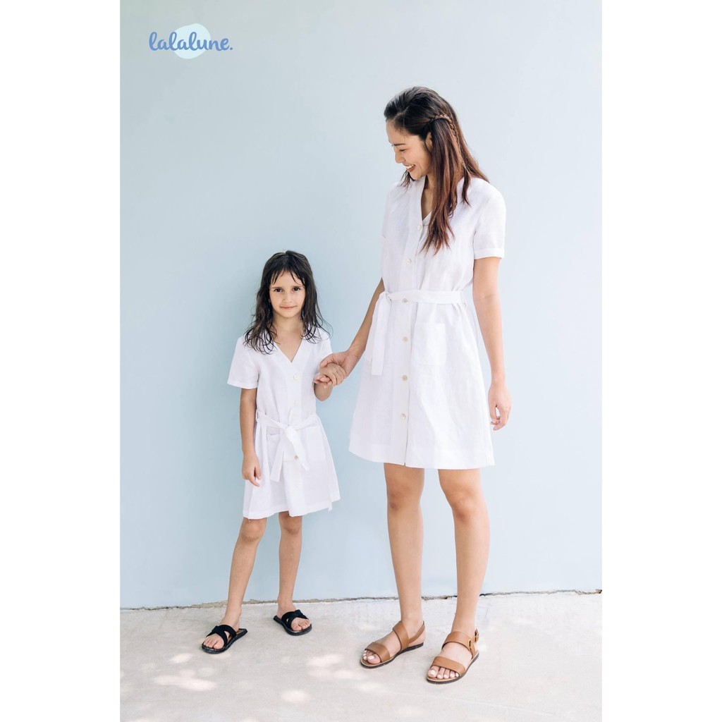 Đầm linen trắng lola dress lalalune cho mẹ và bé