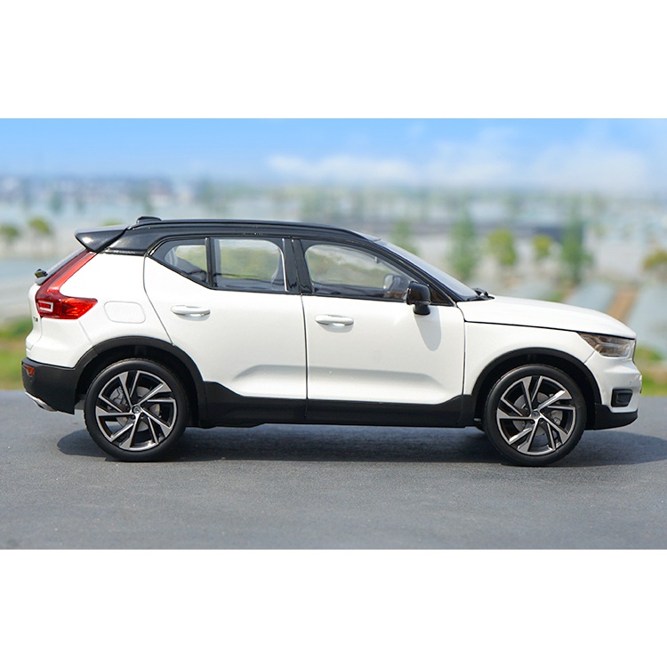 Mô hình xe Volvo XC40 tỉ lệ 1:18