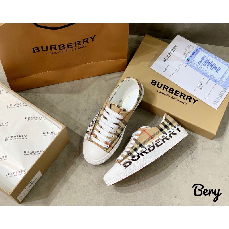 Giày thể thao cao cấp.