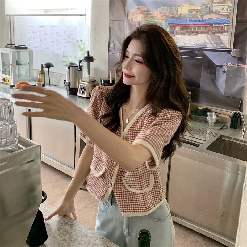 Áo Kiểu Nữ Màu Hồng Đen Ngắn Tay Chất Mongtoghi Cổ Tim Hoạ Tiết Zic Zắc Có Túi Cúc Phong Cách Tiểu Thư Hàn Quốc Loại 1