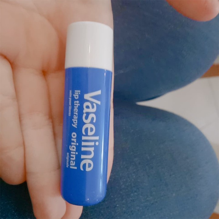 Son Dưỡng Môi Dạng Thỏi Vaseline Lip Therapy 4.8g