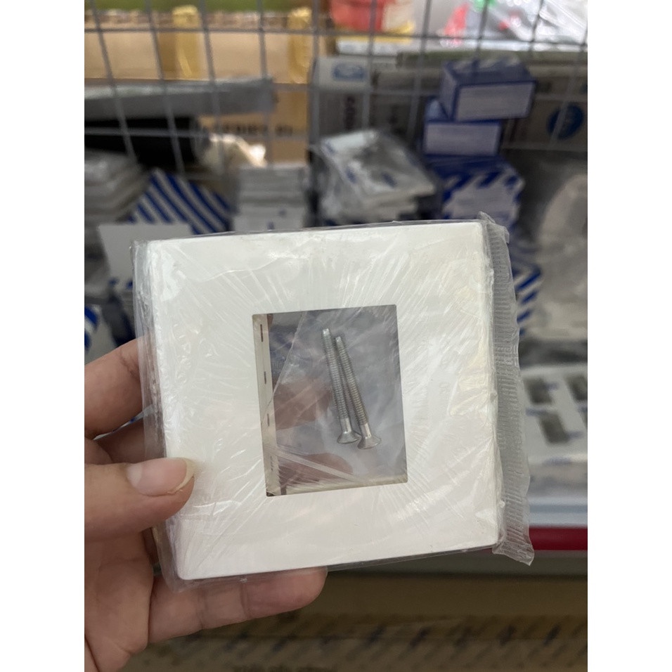 Mặt vuông dùng cho 1,2,3 thiết bị Panasonic Wide- hàng chính hãng