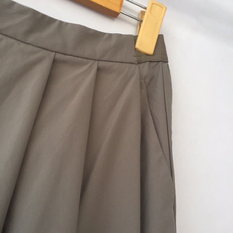 Chân váy Uni Qlo mới cen có túi | BigBuy360 - bigbuy360.vn