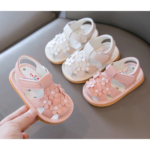 Sandal tập đi cho bé gái đế mềm chống trơn có kèn gắn Hoa nhí